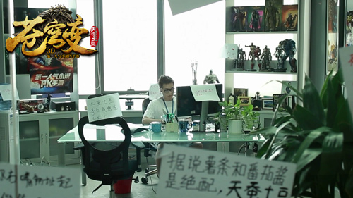 土豆办公室,玻璃上贴满欢迎土豆入职的话语。 土豆办公室,玻璃上贴满欢迎土豆入职的话语。